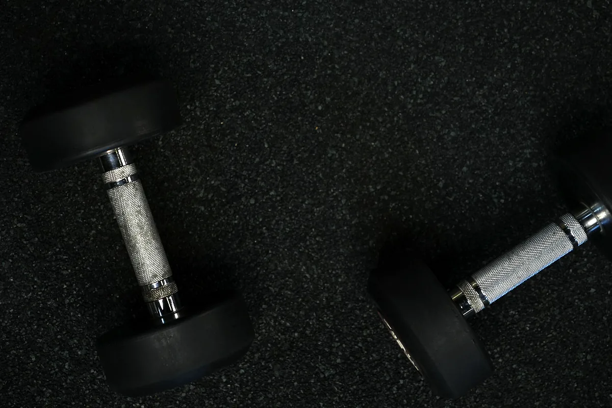 PrimeFit Exclusive antrenman alanında kauçuk zemindeki dambıllar
