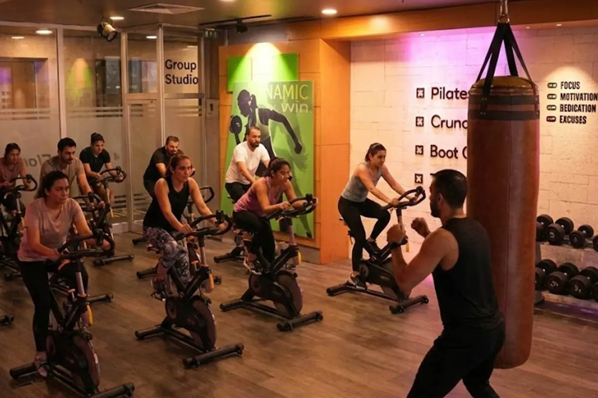 PrimeFit grup stüdyosunda spinning dersi