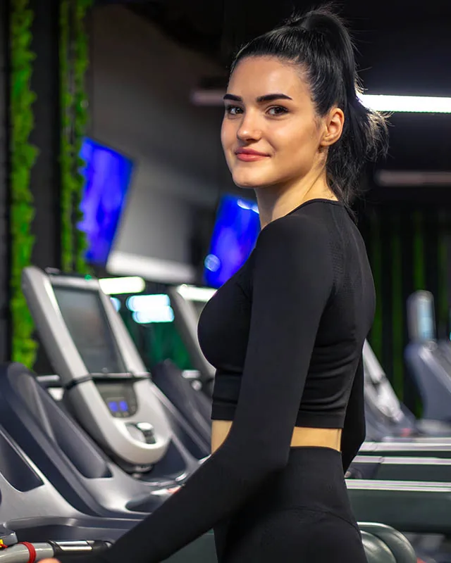 PrimeFit kardiyo alanında koşu bandının başında üye
