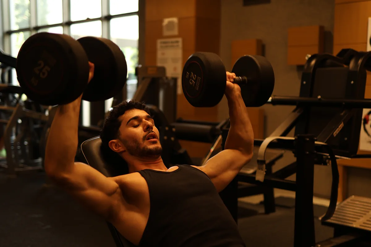 PrimeFit Exclusive ağırlık alanında dambıl press yapan üye